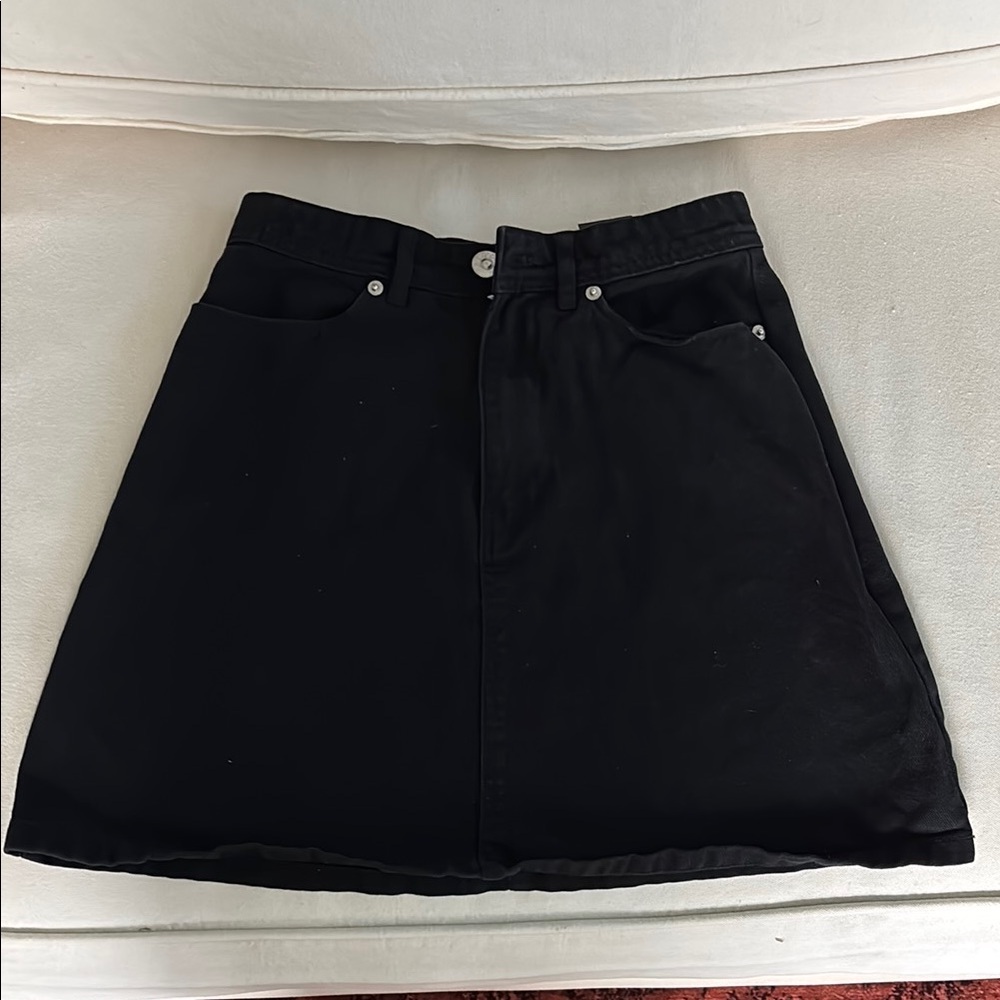 H&M Black Mini Skirt Chic and Versatile